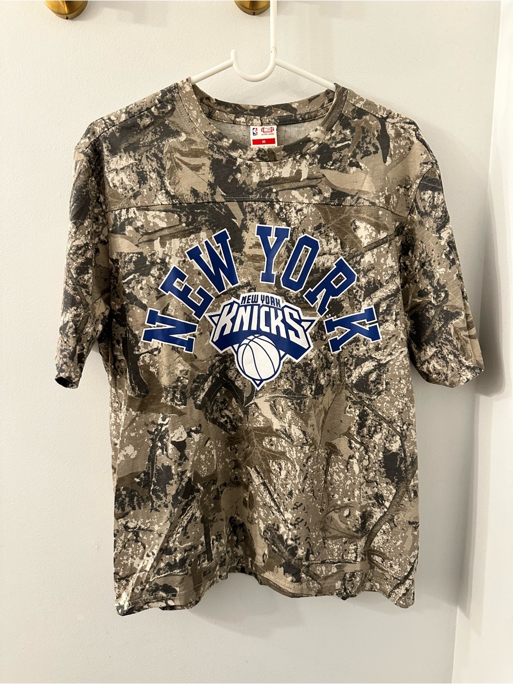 NWT New York Knicks camo basketball relaxed graphic tee mens size medium